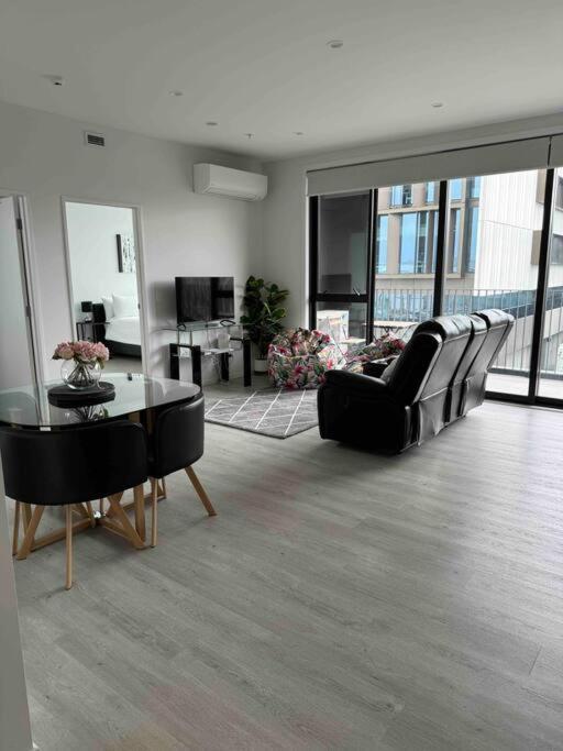 2 Bedrooms Apprtmt Plus Underground Parking In Cbd クライストチャーチ エクステリア 写真