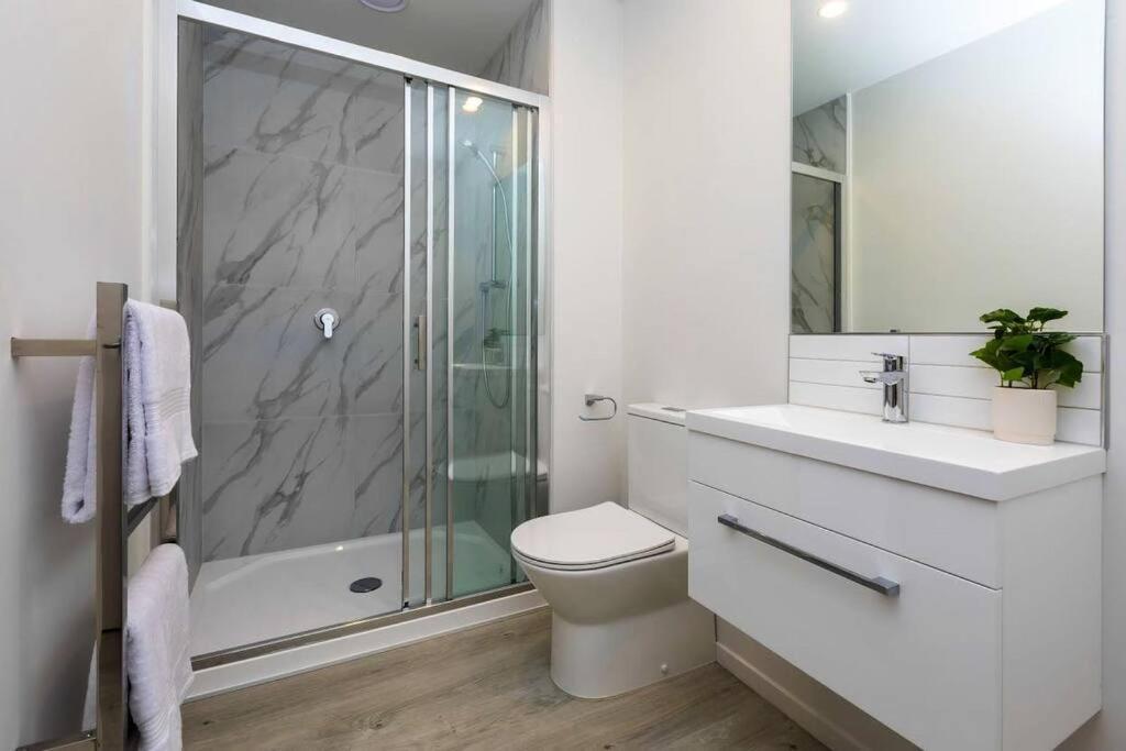 2 Bedrooms Apprtmt Plus Underground Parking In Cbd クライストチャーチ エクステリア 写真