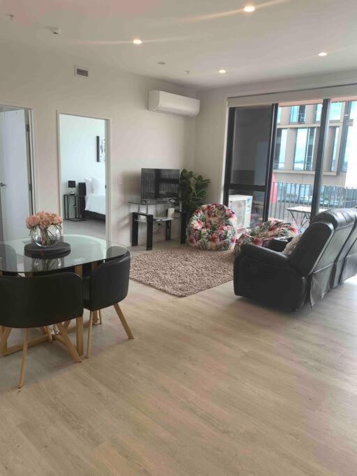 2 Bedrooms Apprtmt Plus Underground Parking In Cbd クライストチャーチ エクステリア 写真