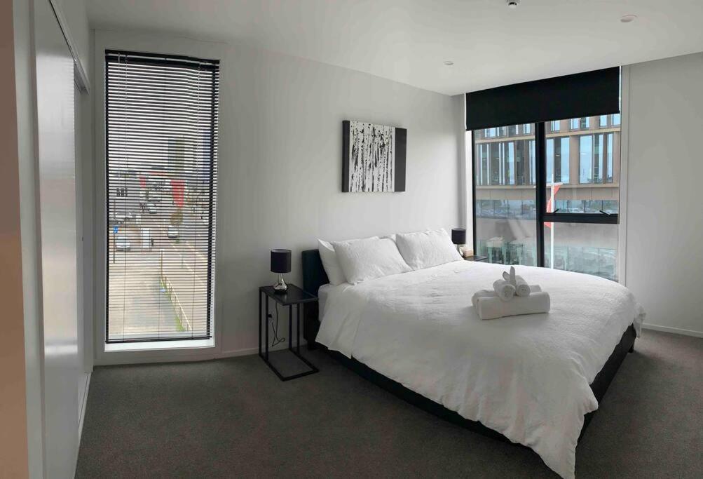 2 Bedrooms Apprtmt Plus Underground Parking In Cbd クライストチャーチ エクステリア 写真